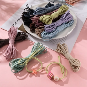 Detailansicht bunter 3mm elastischer Haargummis mit Morandi-Tönen und Acrylschmuck