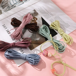 Detail von 3mm bunten hochelastischen Schnüren für DIY Haarbänder mit Anhängern