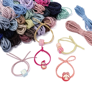 Detailansicht der 3mm Elastikbänder mit Schneemann- und Hasen-Anhängern für DIY-Schmuck