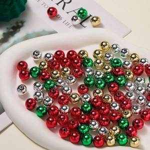 Dettaglio di perline natalizie metalliche 6-12mm in rosso, verde, oro e argento lucido