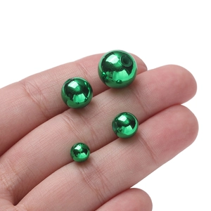 Dettaglio di perle in ABS verde metallizzato in varie dimensioni per decorazioni fai-da-te