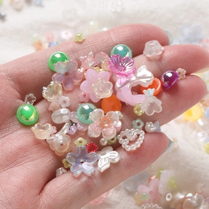 Détail macro de perles en résine pastel et perles ABS pour accessoires de bricolage