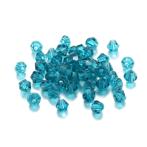 Détail macro de perles en cristal de verre facetté bleu paon 4mm pour bijoux DIY
