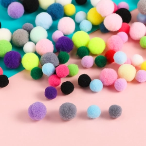 Primer plano de pompones de poliéster de 1cm para manualidades y decoración de ropa