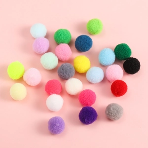 Primer plano de pompones de poliéster de colores para manualidades y ropa decorativa