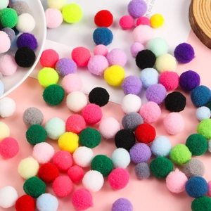 Pompones de poliéster de 1-1,5 cm para manualidades DIY y decoración sobre fondo rosa claro