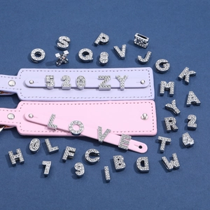 Detailansicht von DIY-Lederbändern mit Strass-Buchstaben und Zahlen-Schiebern