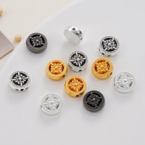 Gros plan de perles d'espacement en alliage avec motifs de boussole pour bijoux DIY