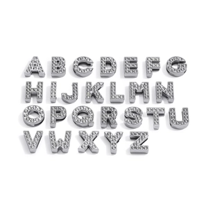 Makroaufnahme von 26 glitzernden Buchstabenanhängern mit Strass für DIY-Schmuckherstellung