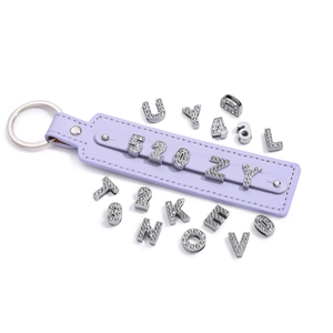 Nahaufnahme des DIY-Leder-Schlüsselanhängers mit glitzernden Buchstaben-Anhängern