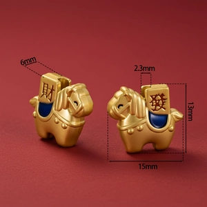 Vista de detalle de colgantes de caballo del zodiaco en oro mate con esmalte azul y suerte