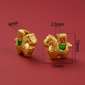 Detalle macro de colgante de caballo dorado con esmalte verde y símbolos de fortuna