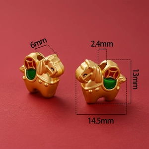 Vista macro detallada de cuentas de caballo en oro 3D con esmalte y medidas de tamaño