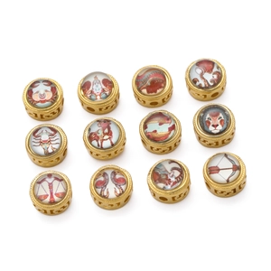 Detailansicht von 12 Tierkreiszeichen-Anhängern mit goldenem Mäanderrand und Symbolen