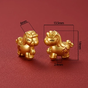 Foto macro de colgantes de caballo del zodiaco en oro con carácter Fu y flores