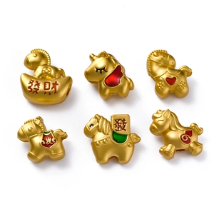 Detalle de dijes de caballo del zodiaco dorados con esmalte de colores y signos de suerte