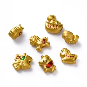 Detalle de siete dijes de caballo del zodiaco bañados en oro con esmalte para manualidades