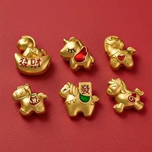 Vista macro de 6 colgantes de caballo del zodiaco bañados en oro con esmalte rojo
