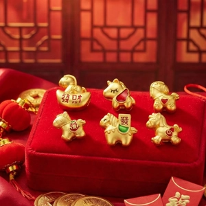 Primer plano de colgantes de caballo del zodiaco dorado con nubes de la suerte tradicionales
