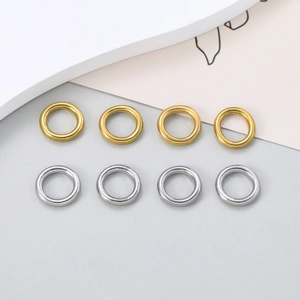 Detail of 304 stainless steel seamless closed rings in gold and silver for DIY jewelry