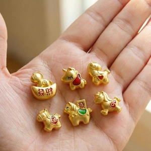 Colgantes dorados de caballo del zodiaco chino y lingote con esmalte colorido