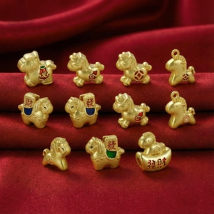 Primer plano de cuentas de caballo del zodiaco dorado con caracteres en terciopelo rojo
