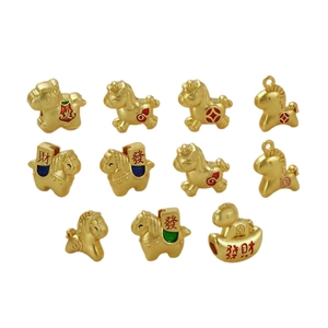 Colgantes dorados de caballo zodiacal con esmalte y caracteres chinos de suerte