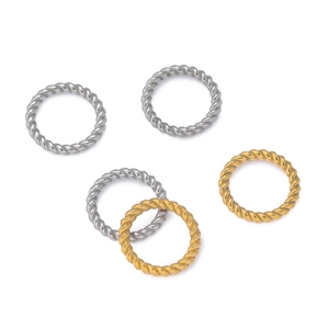 Détails macro des bagues torsadées en acier inoxydable 304 en finitions or et argent