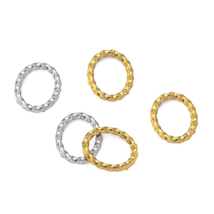 Détail des bagues en acier inoxydable 304 avec design de corde torsadée or et argent