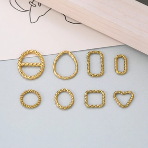 Vue détaillée de divers connecteurs de bijoux en acier inoxydable 304 doré à texture torsadée