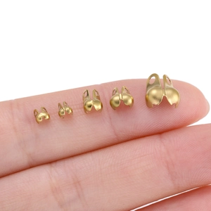 Détail de cinq tailles de perles à écraser en acier inoxydable doré pour bijoux DIY