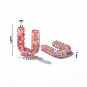 Detailed dimensions of pink resin letter U pendant with colorful heart sequins