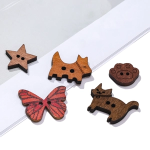 Vintage-Holzknöpfe im Set mit Stern- Schmetterlings- und Katzenmotiven für DIY-Näharbeiten