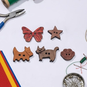 Set aus Holzknöpfen in Tierform wie Katze und Stern für DIY Nähprojekte und Bastelarbeiten