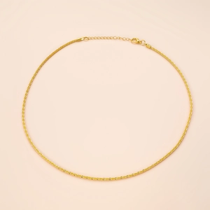 Vista macro de collar dorado DIY con cierre de langosta y cadena de extensión ajustable