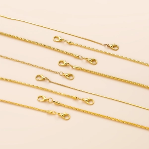 Detalle de collares bañados en oro que muestran varios estilos de eslabones y cierres de langosta