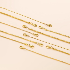 Vista detallada de varias texturas de cadenas doradas incluyendo modelos de serpiente y cordón