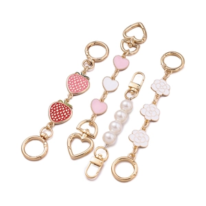 Détails des pendentifs fraise, cœur, camélia et perles avec mousquetons dorés