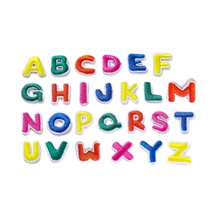 Vista macro de 26 letras bordadas coloridas para decoración de ropa de bricolaje DIY