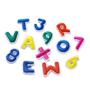 Vista macro detallada de parches bordados multicolores de letras y números sobre fieltro
