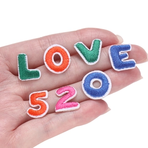 Parches bordados coloridos de letras y números LOVE 520 para decoración de bricolaje