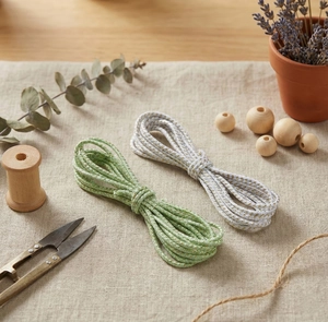 Dettaglio di cordini in cotone intrecciato verde e bianco da 3 mm con fili dorati