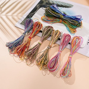 Detailweergave van gekleurde nylon koorden voor handgemaakte DIY-sieradenvlechten