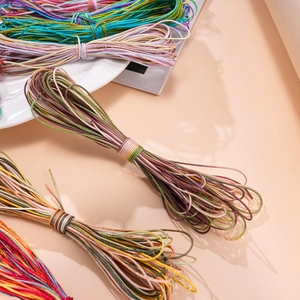 Macro-opname van gekleurde nylon koorden voor DIY-sieraden en gevlochten armbanden maken