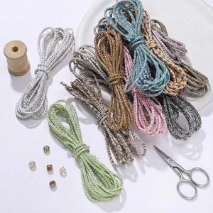 Dettaglio di cordini intrecciati colorati da 3mm con filo metallico per gioielli DIY