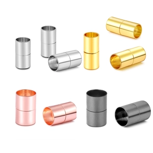 Vista macro di chiusure magnetiche per collane e bracciali fai-da-te in quattro tonalità
