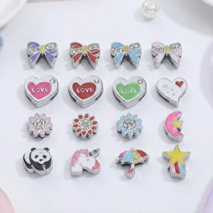 Set di ciondoli smaltati colorati con forme a fiocco e cuore per creazione di gioielli fai da te