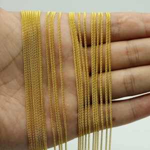 Cadenas de eslabones doradas para joyería DIY en varios tamaños en la mano