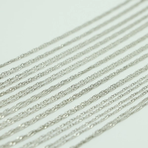 Colliers à chaîne torsadée argentée en disposition parallèle avec lustre métallique