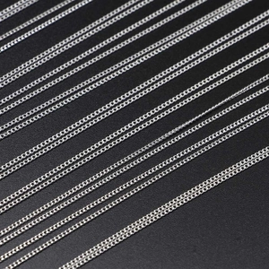 Primer plano detallado de cadenas de plata de 1,3mm para joyería sobre fondo negro